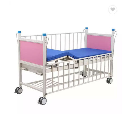 Cama inestable del niño de la cama dos pediátricos manuales del hospital con los tableros principales de la cama