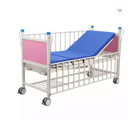 Cama inestable del niño de la cama dos pediátricos manuales del hospital con los tableros principales de la cama
