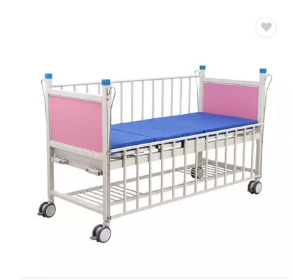 Cama inestable del niño de la cama dos pediátricos manuales del hospital con los tableros principales de la cama